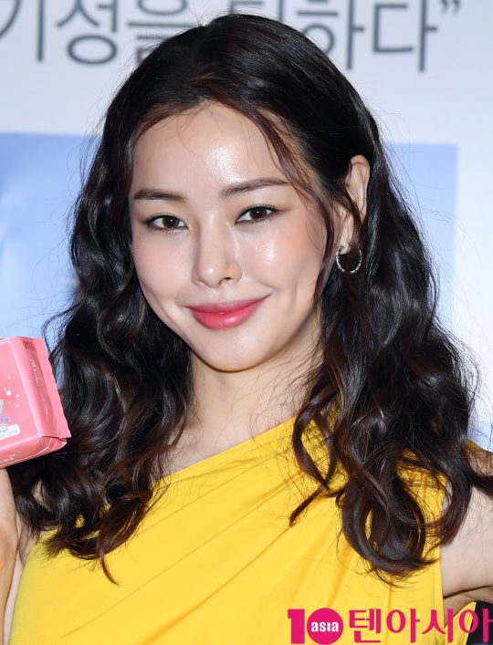 Actor Lee Ha-nui poses at the launch of the lemon-breathing sanitary napkin air queen at the Seoul Four Seasons Hotel in Jongno-gu, Seoul on the morning of the 2nd.
