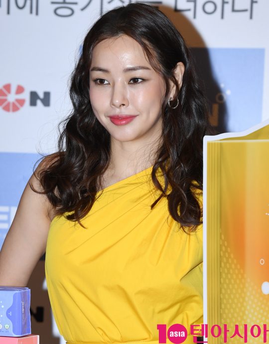 Actor Lee Ha-nui poses at the launch of the lemon-breathing sanitary napkin air queen at the Seoul Four Seasons Hotel in Jongno-gu, Seoul on the morning of the 2nd.