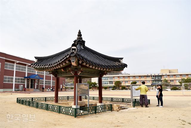 고령초등학교 운동장의 왕정.