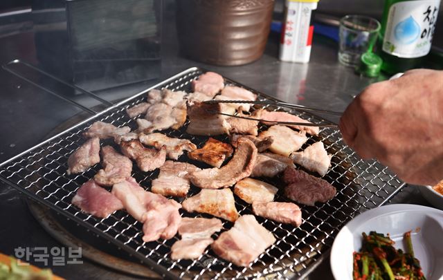석쇠에선 지글지글 고기 굽는 연기가 피어오르고…