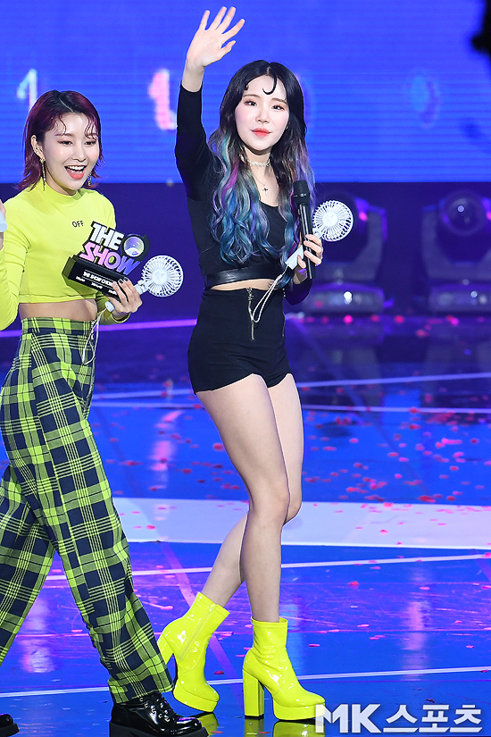 SBS MTV The Show live broadcast was held at SBS Prism Tower in Mapo-gu, Seoul on the afternoon of the 2nd.Group Momo Rand topped The Show ChoiceGirl group Momo member Jui is waving.