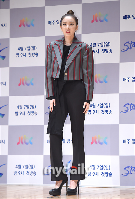 Singer Sandara Park attended the presentation of Stage K, an entertainment program held at JTBC in Sangam-dong, Seoul on the afternoon of the afternoon.Stage K is a program that presents the best K-pop dance contest stage prepared by the global K-pop challengers in front of Dream Star dreamed.Red Velvet will appear as the Dream Star of the first broadcast on the 7th.
