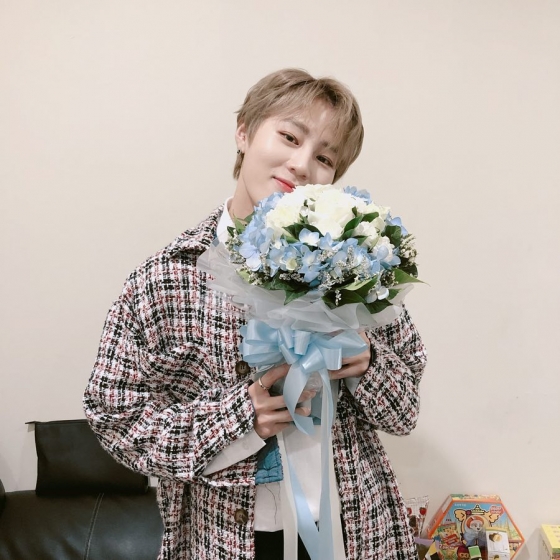 Ha Sung-woon posted a picture on the official Instagram on the 1st of the day with an article entitled Thanks to the Bangkok sky you came to see Gurmi!The photo shows Ha Sung-woon staring at the camera with a bouquet of flowers, especially Ha Sung-woons cute smile.The netizens who responded to this responded such as Prince, I love you, I want to see, Cute, When and I love you.On the other hand, Ha Sung-woon will meet with fans in Osaka, Taiwan, Bangkok, Hongcock, Macau and Jakarta starting from Tokyo on the 17th.