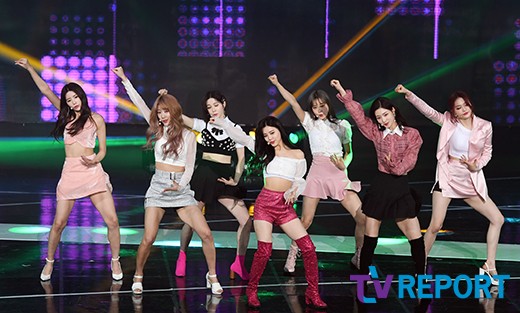 Group DIA is singing at the SBS MTV The Show on the afternoon of the afternoon at SBS Prism Tower in Sangam-dong, Mapo-gu, Seoul.