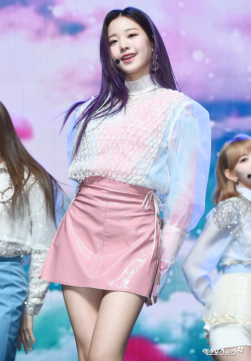 IZ*ONE Jang Won-young, who attended the showcase of the second mini album HEART*IZ (IZ*ONE) held at Blue Square in Hannam-dong on the afternoon of the 1st, is showing a wonderful stage.