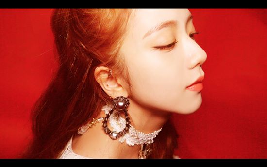 Group BLACKPINK JiSoo showed off her alluring beauty.BLACKPINK, which is about to come back on the 5th, showed the alluring teaser of JiSoo after Lisa and Jenny.In the open KILL THIS LOVE personal teaser, JiSoo drew attention with her style of wearing a half-bundled hair and a lace choker necklace.He then touched the earrings and stared at the camera, creating a unique atmosphere.JiSoo said, I am trembling because it is a comeback for nine months ahead of BLACKPINK comeback. I think I can enjoy the stage with fans with intense songs and performance.I want to show the stage quickly. BLACKPINK, who is about to make a comeback with his new EP album Kill Dis Love on May 5, is concentrating on preparing new album activities such as choreography practice.The title song Kill Dis Love is a song with intense lead brass and magnificent drum sound.BLACKPINKs charismatic rap and vocals are combined with the song, and it has been attracting the attention of fans since the announcement.TEDDY and Bekuh BOOM wrote, TEDDY, R.Tee, 24, and Bekuh BOOM participated in the composition.The Kill Dis Love choreography, which was designed by four world-class choreographers, has been completed with more dynamic performance than the choreography of BLACKPINKs songs.The new EP album for BLACKPINK included a total of five tracks, including Kill Dis Love, sub title songs Dont Know What To Do, Kick It, Hope Not, and a remix version of Tudududududududududududou.Meanwhile, BLACKPINKs new album Kill Dis Love will be released simultaneously around the world at 0:00 on May 5, and BLACKPINK will be on stage for Cocella Festival, the largest music festival in America, on the 12th and 19th after the release of Kill Dis Love.Photo: YG Entertainment