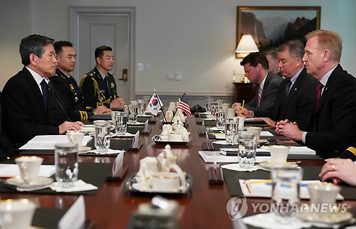 한미국방장관 회담…섀너핸 대행 "준비태세, 공백·끊어짐 없어" (워싱턴DC AFP=연합뉴스) 1일(현지시간) 미국 워싱턴 국방부 청사(펜타곤)에서 방미 중인 정경두 국방부 장관(왼쪽)이 패트릭 섀너핸 미 국방장관 대행(오른쪽)과 회담하고 있다.  bulls@yna.co.kr