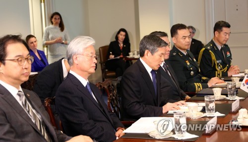 미국 국방부 장관 대행과 회담하는 정경두 장관 (워싱턴=연합뉴스) 백나리 특파원 = 정경두 국방부 장관이 1일(현지시간) 미 국방부 본청에서 패트릭 섀너핸 미 국방부 장관 대행과 회담하고 있다. 2019.4.2 photo@yna.co.kr