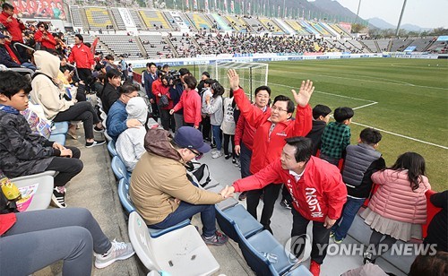 경기장 안에까지 들어간 황교안 대표 (창원=연합뉴스) 이정훈 기자 = 자유한국당 황교안 대표가 당명이 적힌 붉은 점퍼를 입고 지난 30일 오후 창원축구센터에서 열린 경남FC와 대구FC의 경기때 경기장 내 정치적 행위를 금지한 경기장 안으로까지 들어가 선거 유세를 하고 있다.  2019.3.31  [자유한국당 홈페이지 제공]