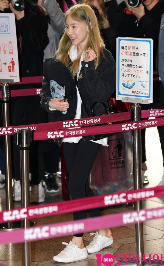 Girls Generation Taeyeon is showing off airport fashion by leaving Japan through Gimpo International Airport on the morning of the 3rd.