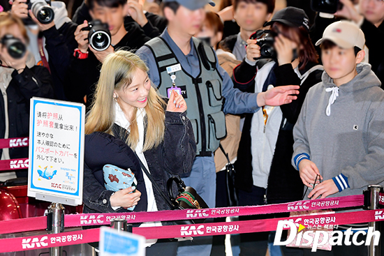 Taeyeon left for Tokyo, Japan, via Gimpo International Airport on the morning of the 3rd to digest overseas schedules.Taeyeon entered the airport with a clear smile on the day, and showed a cute fan service to many fans and reporters.fan service from the appearanceTanggupyo Sonhart.Ill be back.vitamin smile