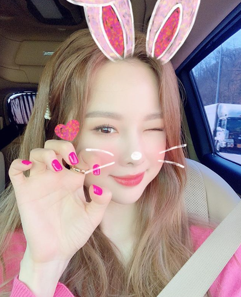 EXID Solji has revealed its current status.Solji posted a picture on his instagram on the afternoon of the 3rd with an article entitled Today I Ping-Ping-Ping.In the public photo, Solji is taking a cute pose toward the camera and contains the current situation.Soldier, dressed in hot pink costume, boasts pink nails and shows off her cute charm.In particular, he adds a hashtag called # Barni Barney # Carrot Carrot and makes people smile to add charm.On the other hand, Solji has been a vocal director in MBC Under Nine Tin, which recently ended.