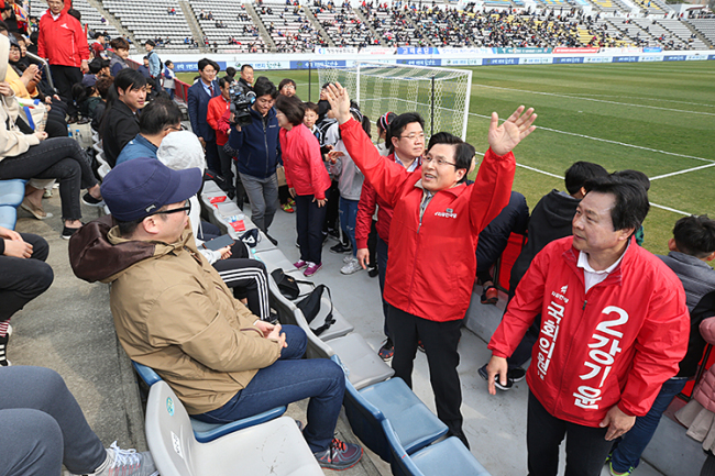 자유한국당 황교안 대표가 당명이 적힌 붉은 점퍼를 입고 지난 30일 오후 창원축구센터에서 열린 경남FC와 대구FC의 경기때 경기장 내 정치적 행위를 금지한 경기장 안으로까지 들어가 선거 유세를 하고 있다. [연합]