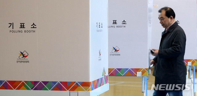 【창원=뉴시스】추상철 기자 = 4.3 보궐선거가 실시된 3일 오전 경남 창원시 안민초등학교에 마련된 성주동 제4투표소에서 유권자의 투표행렬이 이어지고 있다. 2019.04.03. scchoo@newsis.com