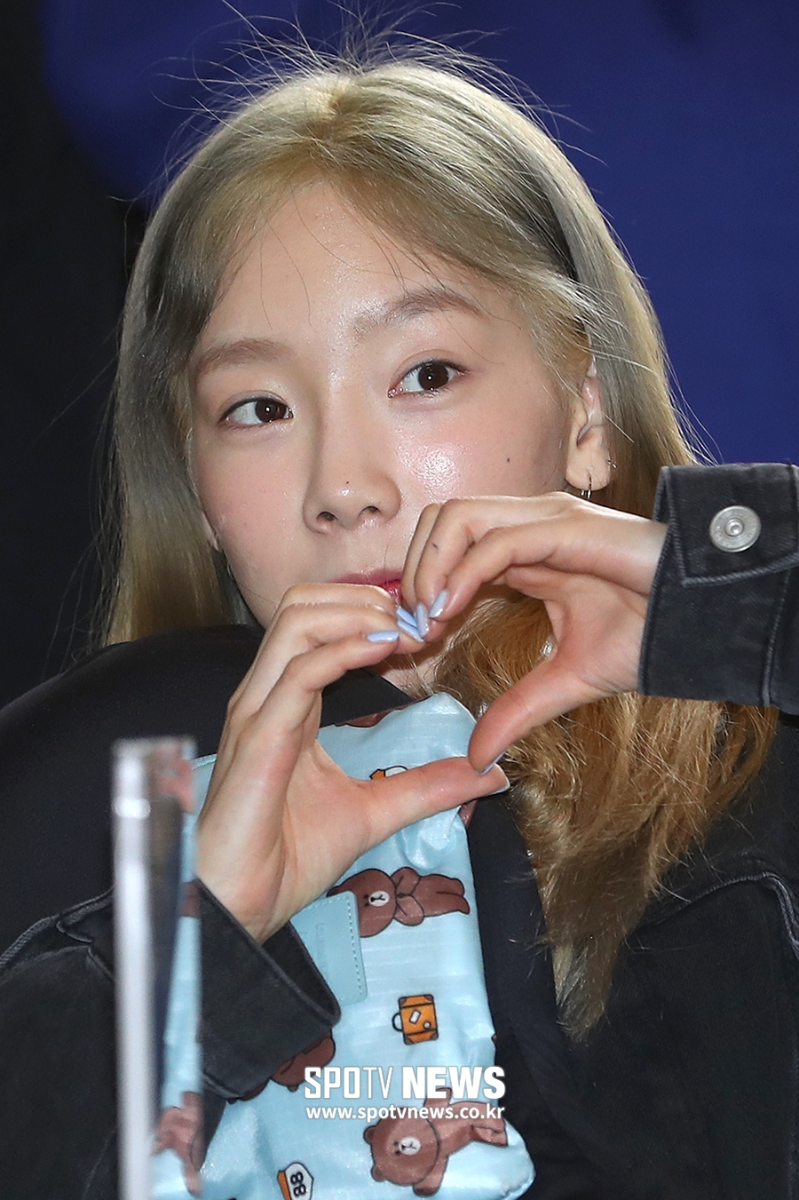 Girls Generation Taeyeon is leaving Gimpo International Airport on the morning of the 3rd overseas schedule.