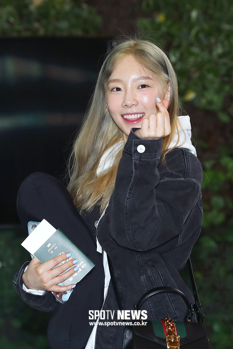 Girls Generation Taeyeon is leaving Gimpo International Airport on the morning of the 3rd overseas schedule.