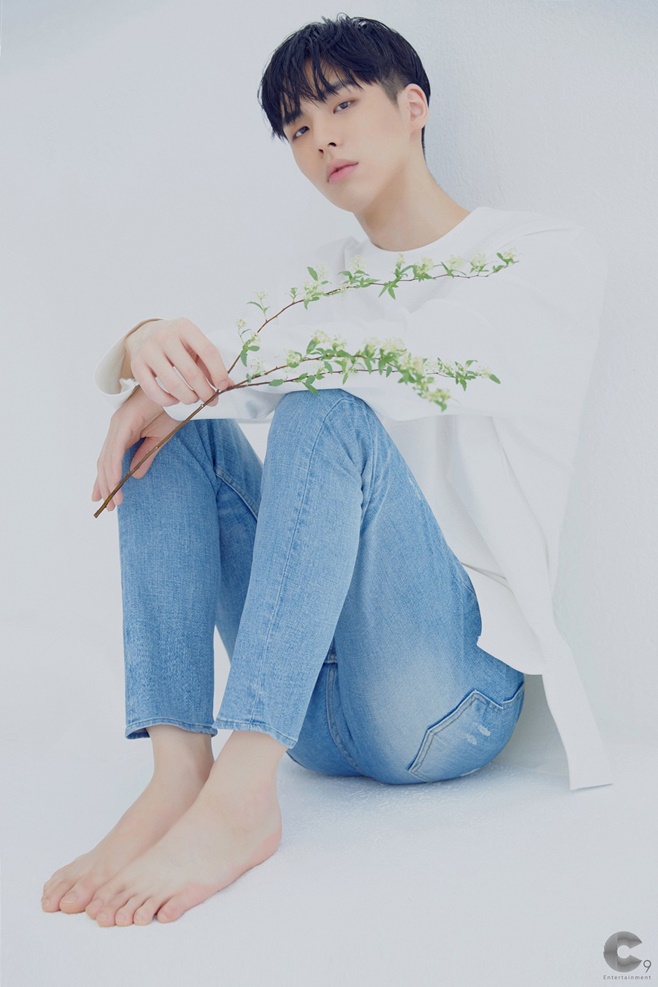 The last member of the five-member group Cine Boys (C9BOYZ, pseudonym) started at the project group Bae Jin Young, a former Wanna One, took off the veil.At 0:00 on Thursday, C9 Entertainment posted its first profile image of its last member, BX, via its C9BOYZ Official Social Network Service (SNS) account.In the public image, BX caught the hearts of fans with dark black hair and sexy eyes.In particular, BXs manly jaw line, which contrasts with pure style fashion, maximized his charm.BX is Lee Byung-gon, who recently took a snow stamp on the public through MixNine and YG Jewelry Box.In addition to his unique appearance, he has raised expectations for the group in that he is a talented rapper with lyric, composition ability and stage manners.C9BOYZ, which has attracted a lot of attention with its members who have exceeded expectations and visuals, is the first boy group to be introduced by C9 Entertainment, which belongs to Yoonha, Cheetah, Lee Seok-hoon, Juniel and Good Day.We are aiming for our debut in the second half of this year, and the question of the official team name is also increasing.