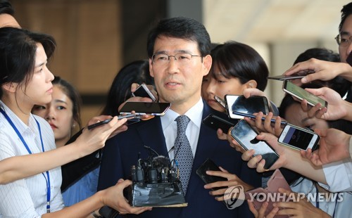 질문에 답하는 신광렬 부장판사 (서울=연합뉴스) 한종찬 기자 = 신광렬 서울고등법원 부장판사가 19일 오전 서울 중앙지검에 출석하며 취재진 질문에 답하고 있다. 신 부장판사는 지난 2016년 서울중앙지법 형사수석부장판사로 재직하면서 최유정 변호사의 전관 로비 사건 수사기록을 법원행정처에 전달하고 영장심사에 영향력을 행사했다는 의혹을 받고 있다. 2018.9.19 saba@yna.co.kr