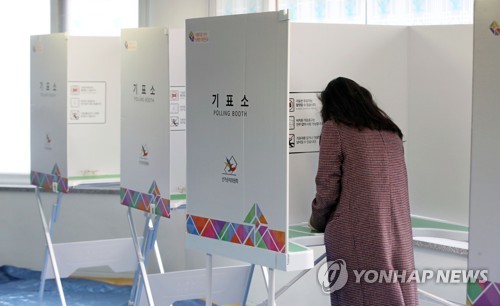 창원 민심은 어디로… (창원=연합뉴스) 김인철 기자 = 4·3 보궐선거날인 3일 오전 경남 창원 성산구 가음정동 피오르빌아파트 노인정에 마련된 제9투표소에서 유권자가 투표를 하고 있다. 2019.4.3 yatoya@yna.co.kr