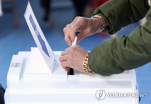 두 손으로 소중한 한 표 (창원=연합뉴스) 김인철 기자 = 4·3 보궐선거날인 3일 오전 경남 창원 성산구 가음정동 피오르빌아파트 노인정에 마련된 제9투표소에서 유권자가 투표를 하고 있다. 2019.4.3 yatoya@yna.co.kr