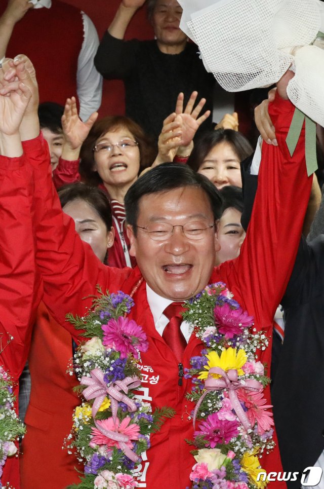(통영=뉴스1) 여주연 기자 = 정점식 자유한국당 통영·고성 보궐선거 후보가 3일 오후 경남 통영시 북신동 삼성생명빌딩 3층 선거사무실에서 당선이 확실시 되자 꽃 목걸이를 걸고 만세를 하고 있다. 2019.4.3/뉴스1