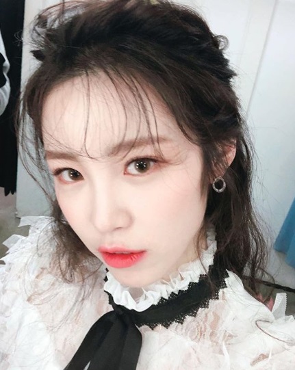 Jun Hyoseong, who was a group secret, released a picture of a strange atmosphere.Jun Hyoseong posted several photos on his social media on Monday, with Jun Hyoseong in a white see-through dress staring at the camera and taking pictures.The tangled bangs and red lip makeup contrast with the transparent skin, creating a dreamy atmosphere.Jun Hyoseong has previously revealed a full-length photo and has shown the aspect of an atmosphere goddess.On the other hand, Jun Hyoseong will take on MC of JTBC4 Beauty Room which will be broadcast on the 8th.Photo: Jun Hyoseong Instagram