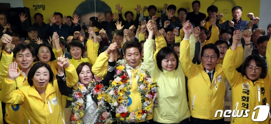 (창원=뉴스1) 김명섭 기자 = 이정미 정의당 대표와 여영국 더불어민주당·정의당 창원성산 국회의원 단일화후보 당선자 등이 3일 경남 창원시 성산구 선거사무소에서 손을 잡고 환호하고 있다. 2019.4.3/뉴스1   <저작권자 © 뉴스1코리아, 무단전재 및 재배포 금지> / 사진=(창원=뉴스1) 김명섭 기자