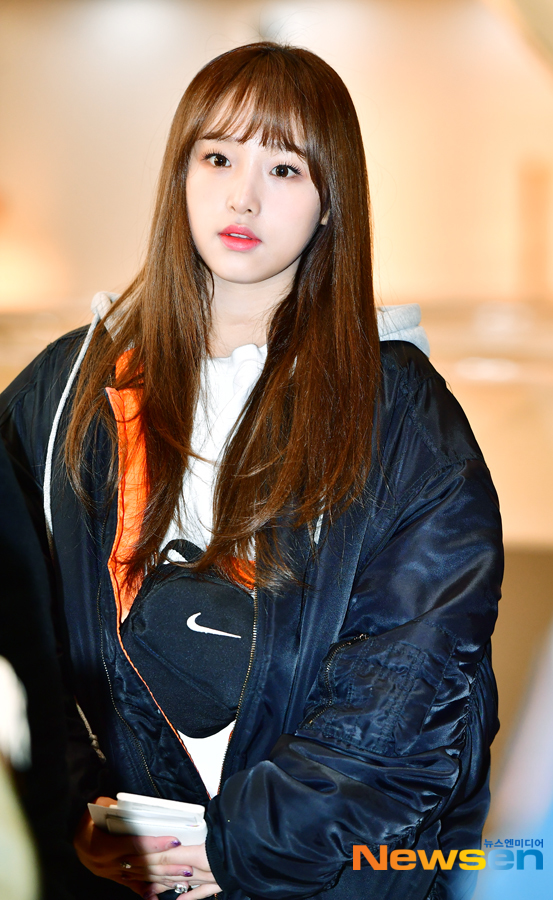 Group IZ*ONE Choi Ye-na departed from Korea on April 4th at the Gimpo International Airport to attend the 400th Japan special feature recording of KBS 2TV Singing the Legend of the Endless Masterpiece held in Japan.Choi Ye-na is heading to the departure hall on the day.Jang Gyeong-ho