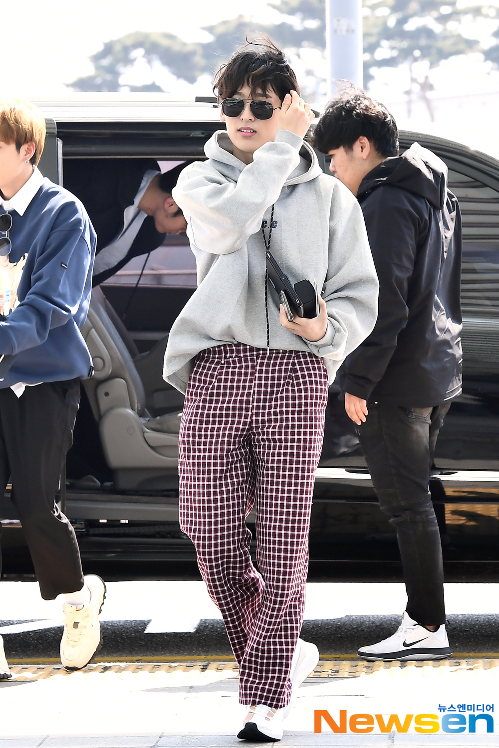 Seven Oclock members Han Kyeom, Hyun, Isol, Jung-gu, Taeyoung and Andy left for Germany on April 4th through Incheon International Airport in Unseo-dong, Jung-gu, Incheon.Seven OClock member regulars are leaving for Germany with an airport fashion.exponential earthquake