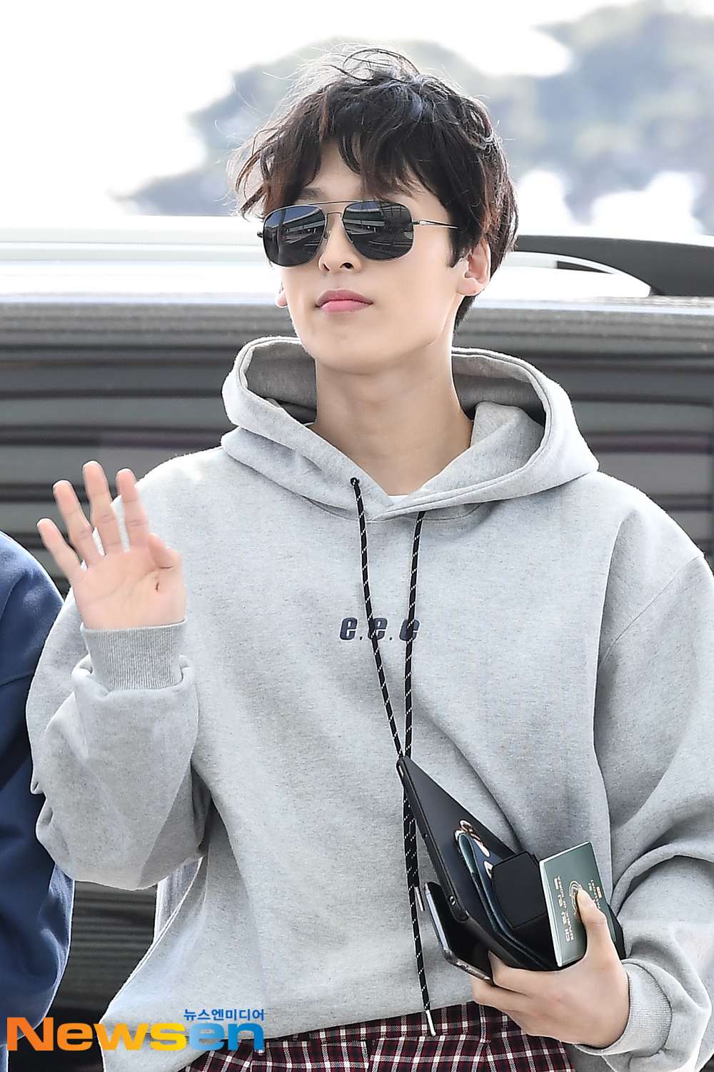 Seven Oclock members Han Kyeom, Hyun, Isol, Jung-gu, Taeyoung and Andy left for Germany on April 4th through Incheon International Airport in Unseo-dong, Jung-gu, Incheon.Seven OClock member prefecture is leaving for Germany with an airport fashion.exponential earthquake