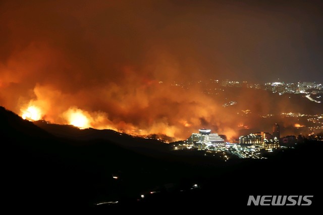 【고성(강원)=뉴시스】김경목 기자 = 4일 오후 7시17분께 강원 고성군 토성면 원암리 미시령 인근 야산에서 원인이 밝혀지지 않은 산불이 발생해 3시간째 강풍을 타고 번지고 있다. 2019.04.04. (사진=강릉산림항공관리소 제공) photo＠newsis.com