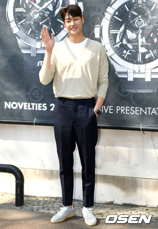 A watch brand, Photo Wall, was held at the flagship store in Sinsa-dong, Gangnam-gu, Seoul on the afternoon of the 4th.Actor Kim Young-kwang has photo time.