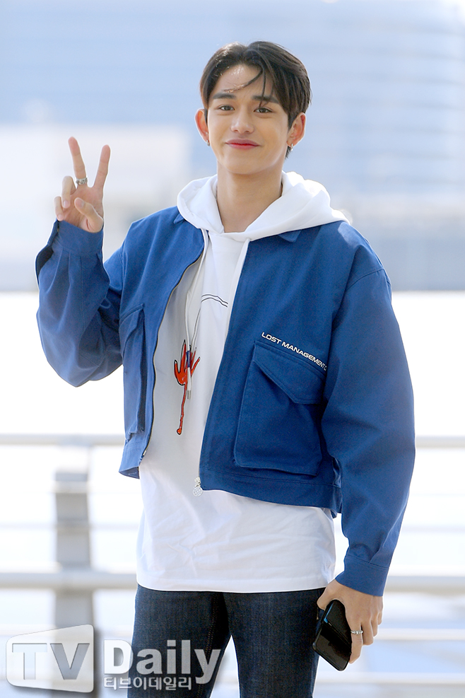 Lucas Moura, a member of the group NCT, is leaving for China Hangzhou through Incheon International Airport on the morning of the 4th, the running man Run the Season 7.[Lucas Moura departure