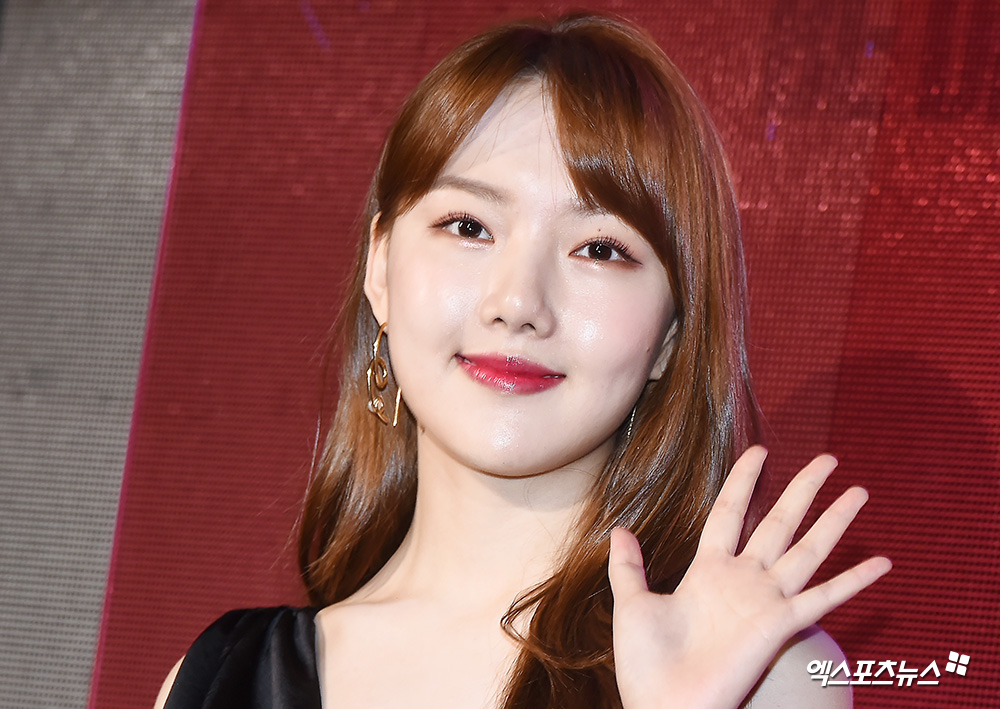 GFriend Yerin, who attended a French beauty brand launch event held at Layer 57 in Seongsu-dong, Seoul on the afternoon of the 4th, has photo time.