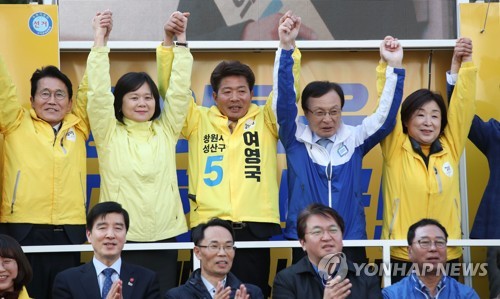 이해찬 대표와 함께 지지 호소하는 정의당 (창원=연합뉴스) 김인철 기자 = 4·3 국회의원 보궐선거 정의당 창원성산 여영국 후보(윗줄 가운데)가 2일 오후 경남 창원 성산구 성원주상가 삼거리에서 지지를 호소하고 있다. 윗줄 왼쪽부터 정의당 윤소하 원내대표, 이정미 대표, 여 후보, 더불어민주당 이해찬 대표, 정의당 심상정 의원. 2019.4.2 yatoya@yna.co.kr