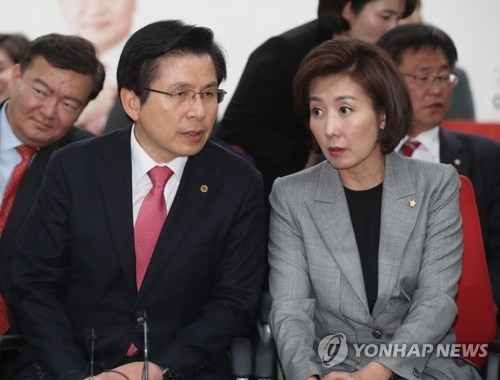 얘기하는 황교안 대표와 나경원 원내대표 (서울=연합뉴스) 김현태 기자 = 자유한국당 황교안 대표와 나경원 원내대표가 3일 저녁 서울 영등포 중앙당사에서 4.3 보궐선거 개표방송을 지켜보며 얘기하고 있다. 2019.4.3 mtkht@yna.co.kr
