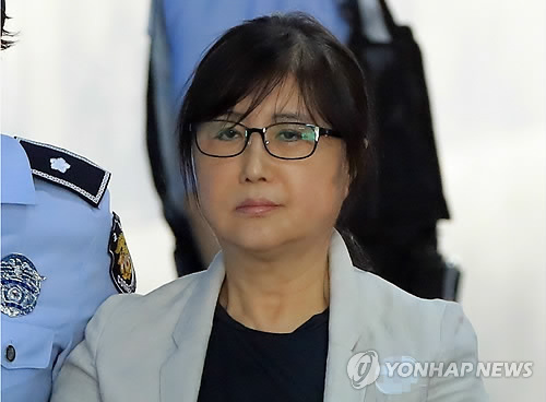 법정향하는 최순실 (서울=연합뉴스) 서명곤 기자 = 국정농단 의혹 사건으로 1심에서 징역 20년의 중형을 받은 박근혜 정부의 '비선실세' 최순실 씨가 15일 오전 서울 서초구 서울고법에서 열린 항소심 속행공판에 출석하기 위해 호송차에서 내려 법정으로 향하고 있다. 2018.6.15 seephoto@yna.co.kr