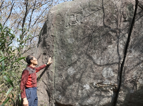 경남 고성 거류산 마애약사불좌상 [국립가야문화재연구소 제공]