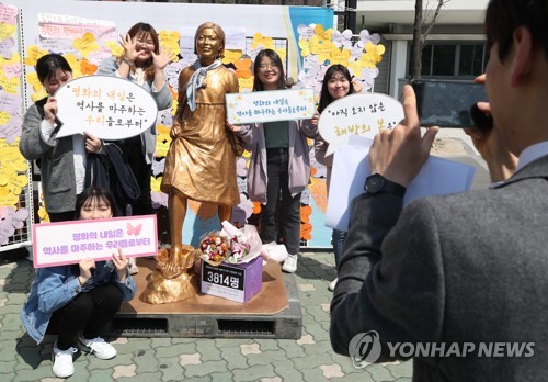 국민대 '평화의 소녀상' 공개 (서울=연합뉴스) 임헌정 기자 = 4일 서울 성북구 국민대학교 정문 앞에서 학생들이 '평화의 소녀상'과 함께 기념촬영을 하고 있다.       국민대 평화의 소녀상 건립추진위원회 '세움' 회원들은 학내 평화의 소녀상 건립을 반대하는 학교본부에 맞서 이날 소녀상을 공개하게 됐다고 밝혔다. 2019.4.4 kane@yna.co.kr