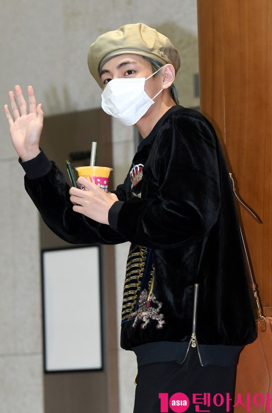 The group BTS (RM, Sugar, Jin, J-Hop, Ji Min, Bhu, and Jung Kook) is showing off airport fashion by leaving for Thailand through the Gimpo Business Airport Center in Seoul to attend the LOVE YOURSELF World Tour concert on the afternoon of the 5th.