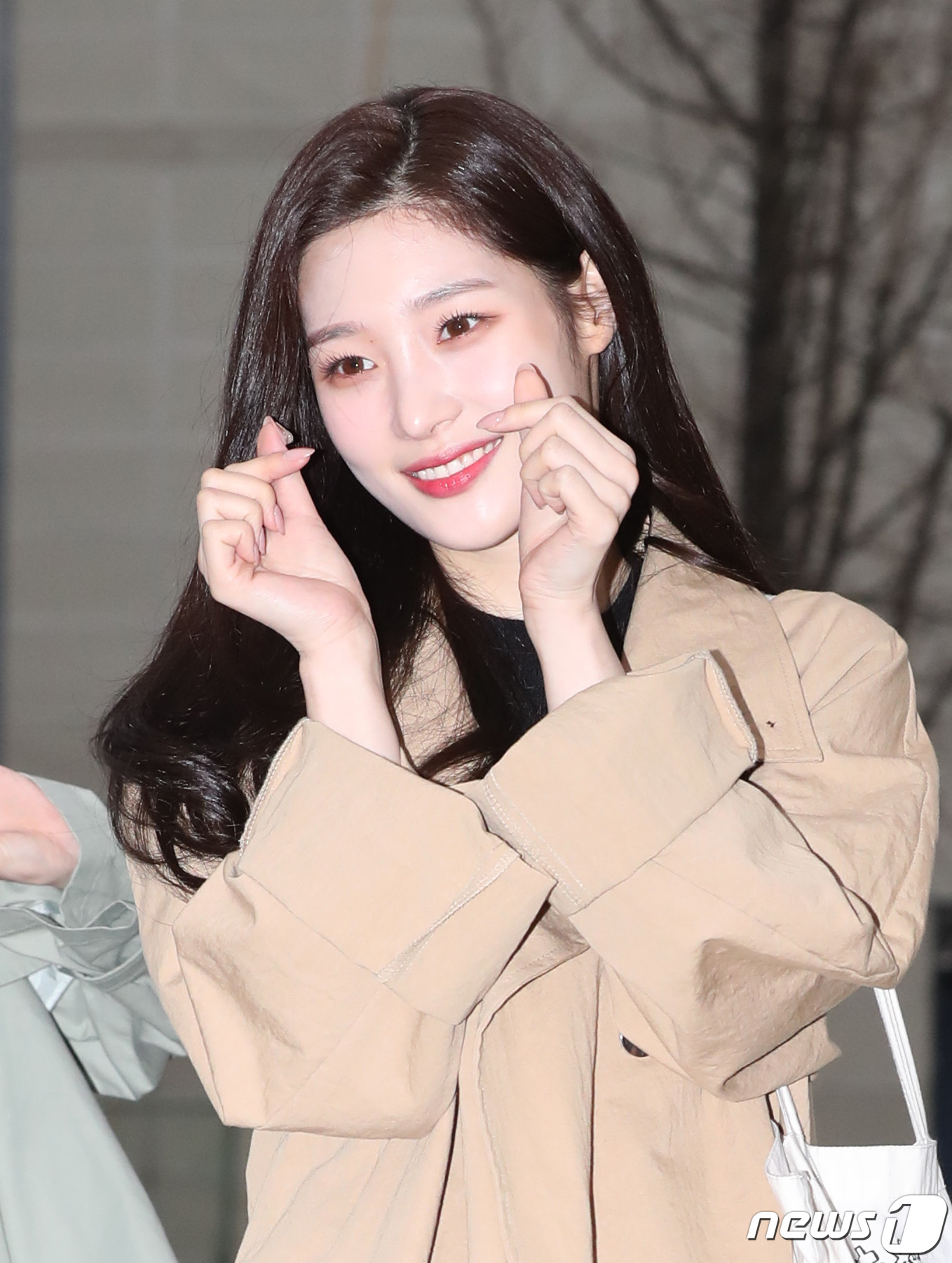 Seoul=) = DIA Jung Chae-yeon attends a rehearsal for KBS2 Music Bank (Mu Bang) at KBS in Yeouido, Seoul on the morning of the 5th, drawing hearts.2019.4.5
