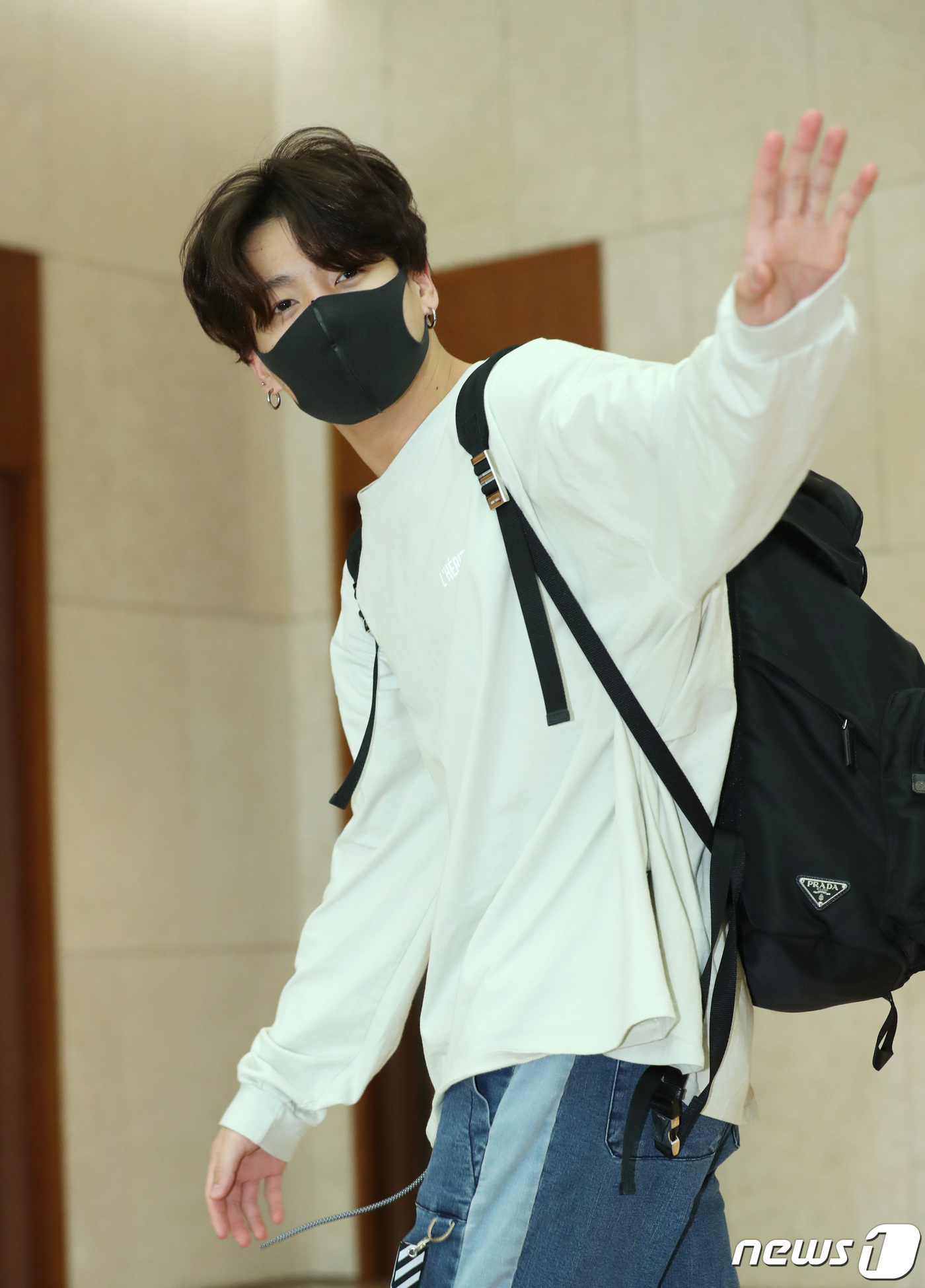 BTS departed for Thailand on the afternoon of the 5th through Gimpo International Airport in Gangseo-gu, Seoul.They head to Thailand Bangkok for the World Tour LOVE YOURSELF Thailand concert.On this day, BTS showed off its unique airport fashion and made the departure hall colorful.Bür caught the eye by offering a unique airport fashion with a mask with a beret, and the political situation showed its warmth in a comfortable outfit with a white T-shirt, jeans and a mask.Also, RM caught the eye by wearing a black Binnie and a thin coat over a T-shirt and jeans.Ji Min showed off her cute charm with her hat and glasses, and Jay Hop took a V-posing in a bright hooded T-shirt and focused attention.In addition, Jean gave a comfortable airport fashion without wearing a mask, and showed off his handsome appearance.Alongside this, Sugar also revealed a relaxed style and chic charm in a T-shirt and light coat on Binnie.Meanwhile, BTS will release its new album Map of the Sol: Persona (MAP OF THE SOUL: PERSONA) on the 12th at the same time.In addition, BTS was nominated for the Billboard Music Awards for the third consecutive year.They were nominated for two categories at the ceremony, including Top Social Artist and Top Duo/Group (Top Duo/Group).