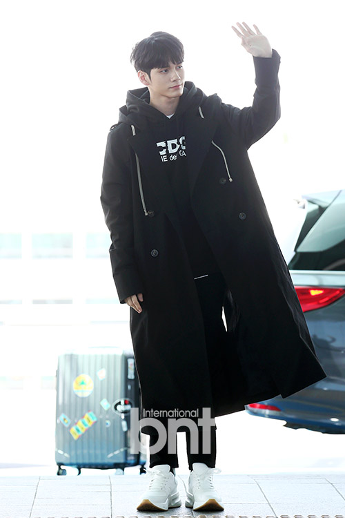 Ong Seong-wu from Wanna One is leaving for Singapore through Incheon International Airport on the afternoon of the 5th fan meeting schedule.news report