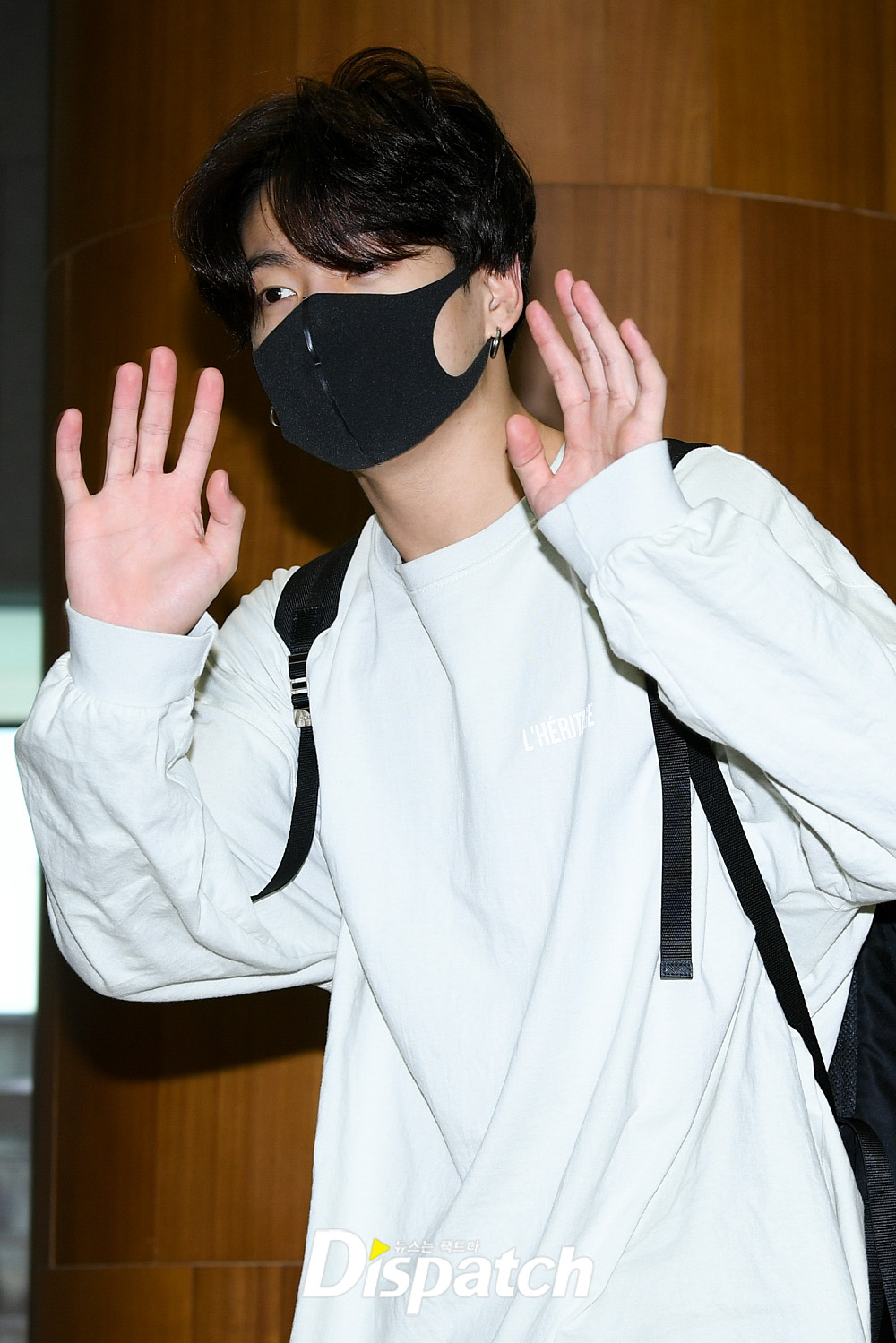 BTS Jungkook left for Bangkok, Thailand, via Gimpo Airport in Seoul on the afternoon of the 5th of the overseas schedule.Jungkook headed to the departure hall with sleepy eyes on the day, showing off his unusual manners by greeting his hand for reporters who visited the scene.It shines to go.Im still sleepy.