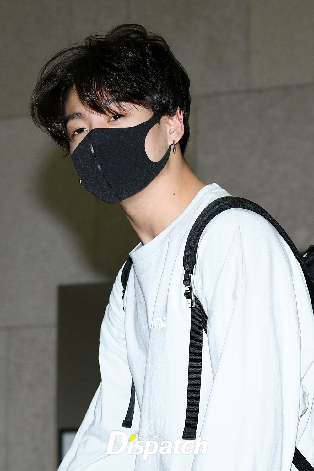 BTS Jungkook left for Bangkok, Thailand, via Gimpo Airport in Seoul on the afternoon of the 5th of the overseas schedule.Jungkook headed to the departure hall with sleepy eyes on the day, showing off his unusual manners by greeting his hand for reporters who visited the scene.It shines to go.Im still sleepy.