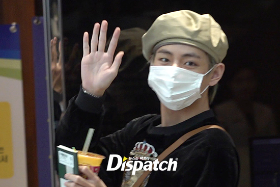 BTS departed for Bangkok, Thailand, via Gimpo Airport in Seoul on the afternoon of the 5th of the overseas schedule.The members of the BTS responded with a hand greeting when they saw the camera of the reporters.