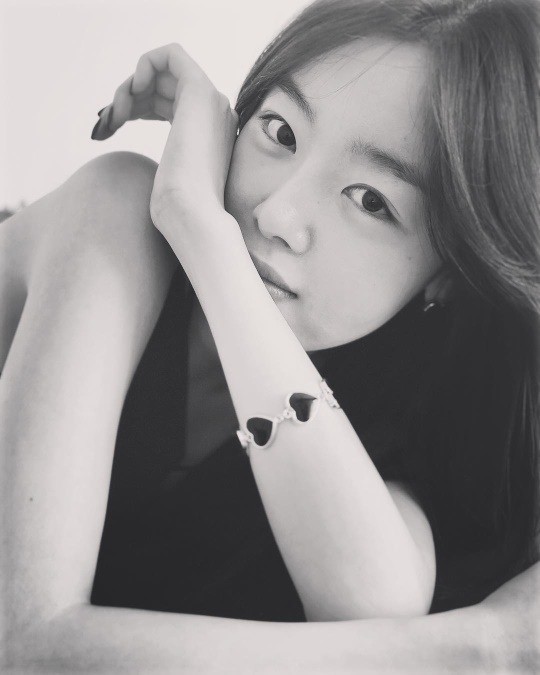 Actor Han Sun-hwa showed off his innocent beauty.Han Sun-hwa posted a picture on his instagram on the 5th.The pure beauty that overshadows the black and white filter of Han Sun-hwa in the photo attracts attention. The clear eyes and features boast the beauty of the doll, and the lovely atmosphere attracts attention.On the other hand, Han Seonhwa will appear on the first broadcast of OCN new tree original Save me 2 in May.Photo: Han Sun-hwa Instagram