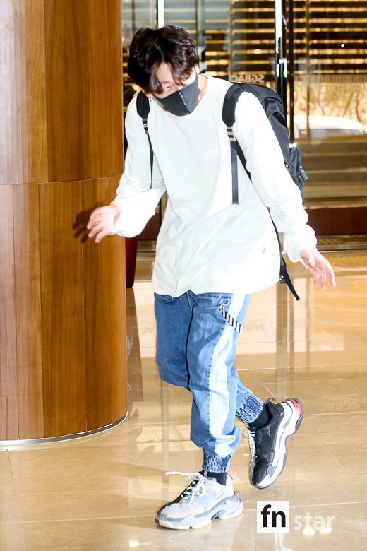 BTS Jungkook, Steps in folder~body on Ben manners <p>Group BTS this 5 afternoon World Tour BTS World Tour “LOVE YOURSELF attending a car Gimpo International Airport through a Charter flight into Bangkok, Thailand as a departure.</p><p>※ Copyright ⓒ</p>