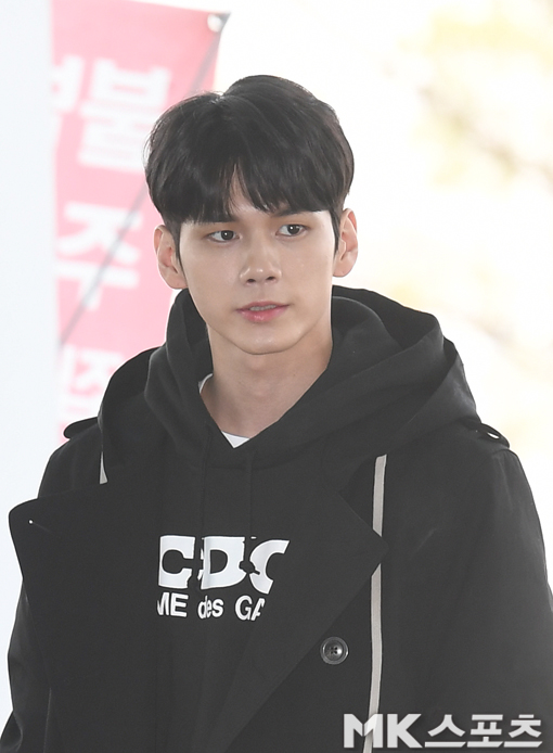 <p>5 afternoon Wanna One you Ong Seong-wu the Asian Pan for a tour to Singapore with Departure.</p><p>Ong Seong-wu with Departure in front of the photo.</p>