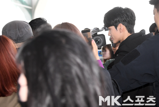 On the afternoon of the 5th, Ong Seong-wu from Wanna One left for Singapore for an Asian fan tour.Ong Seong-wu heads to the departure hall through fans